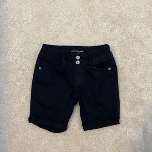 Black jean shorts!!